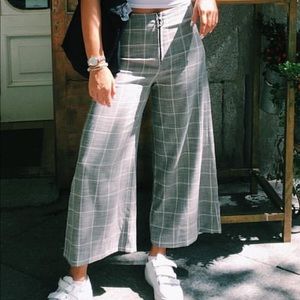 Plaid trousers with zipper.